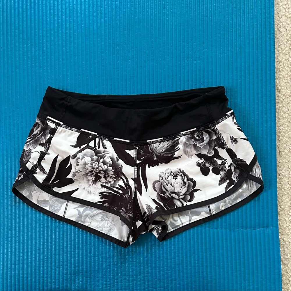 Lululemon Athletica Black and White Floral discontinued speedup short size 4